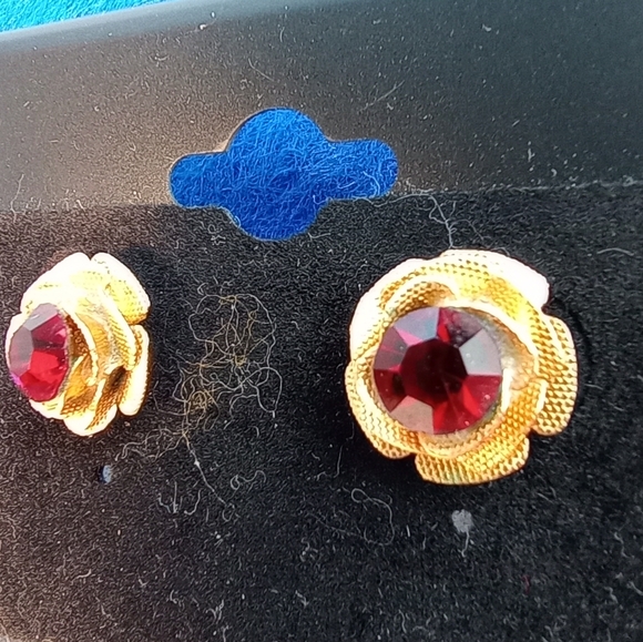 Gold tone Earrings Red Glass Gem, Floral , Post style - Picture 5 of 5